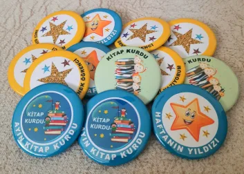 kitap kurdu rozetleri